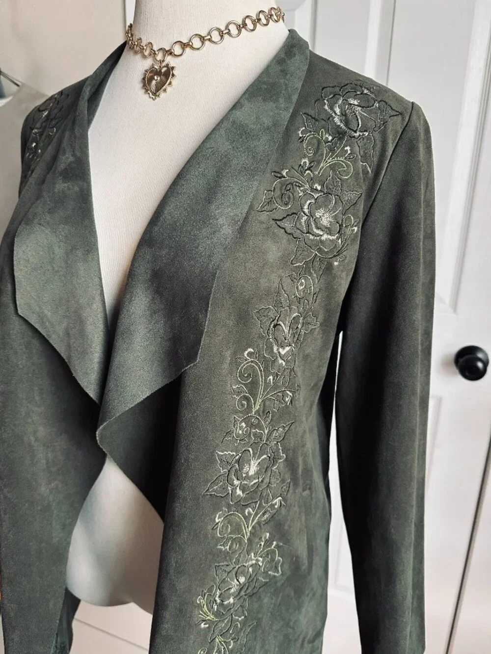 Chico's Faux-Suede Jacket Moss Green w/embroidered flowers, Open Front size 4/6 - Picture 2 of 4